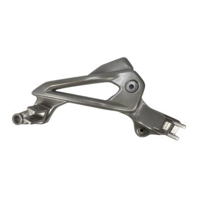 SOPORTE REPOSAPIE DERECHO GRIS PULSAR 135